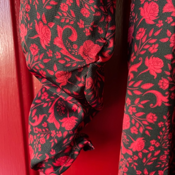 NWT Express Black & Red Floral Long Sleeve Dress Floral Ruched Sleeve Midi XL - Picture 4 of 5